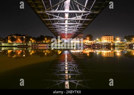 Krakaus Wahrzeichen, die Fußgängerbrücke von Pater Bernatek, über der Weichsel, änderte ihre Farbe in weiß-rot-weiß, die Farben der belarussischen Flagge, um symbolisch die Solidarität mit den Belarussen nach den brutalen Zusammenstößen mit der Polizei, die am 9. August in weißrussischen Städten ausbrachen, auszudrücken. Am Sonntag, den 13. September 2020, in Krakau, Polen. (Foto von Artur Widak/NurPhoto) Stockfoto