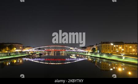 Krakaus Wahrzeichen, die Fußgängerbrücke von Pater Bernatek, über der Weichsel, änderte ihre Farbe in weiß-rot-weiß, die Farben der belarussischen Flagge, um symbolisch die Solidarität mit den Belarussen nach den brutalen Zusammenstößen mit der Polizei, die am 9. August in weißrussischen Städten ausbrachen, auszudrücken. Am Sonntag, den 13. September 2020, in Krakau, Polen. (Foto von Artur Widak/NurPhoto) Stockfoto