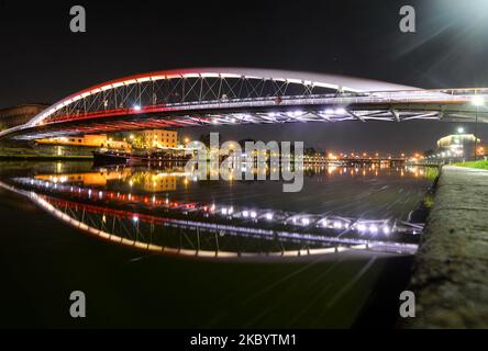 Krakaus Wahrzeichen, die Fußgängerbrücke von Pater Bernatek, über der Weichsel, änderte ihre Farbe in weiß-rot-weiß, die Farben der belarussischen Flagge, um symbolisch die Solidarität mit den Belarussen nach den brutalen Zusammenstößen mit der Polizei, die am 9. August in weißrussischen Städten ausbrachen, auszudrücken. Am Sonntag, den 13. September 2020, in Krakau, Polen. (Foto von Artur Widak/NurPhoto) Stockfoto