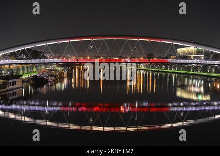 Krakaus Wahrzeichen, die Fußgängerbrücke von Pater Bernatek, über der Weichsel, änderte ihre Farbe in weiß-rot-weiß, die Farben der belarussischen Flagge, um symbolisch die Solidarität mit den Belarussen nach den brutalen Zusammenstößen mit der Polizei, die am 9. August in weißrussischen Städten ausbrachen, auszudrücken. Am Sonntag, den 13. September 2020, in Krakau, Polen. (Foto von Artur Widak/NurPhoto) Stockfoto