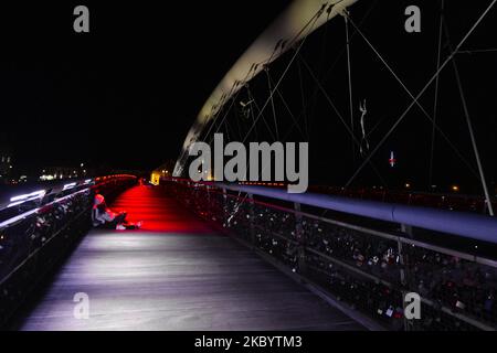 Krakaus Wahrzeichen, die Fußgängerbrücke von Pater Bernatek, über der Weichsel, änderte ihre Farbe in weiß-rot-weiß, die Farben der belarussischen Flagge, um symbolisch die Solidarität mit den Belarussen nach den brutalen Zusammenstößen mit der Polizei, die am 9. August in weißrussischen Städten ausbrachen, auszudrücken. Am Sonntag, den 13. September 2020, in Krakau, Polen. (Foto von Artur Widak/NurPhoto) Stockfoto