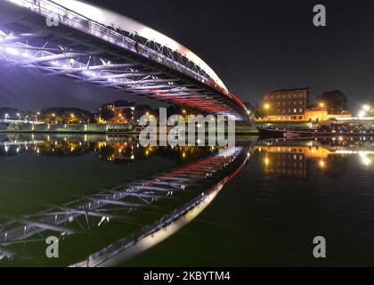 Krakaus Wahrzeichen, die Fußgängerbrücke von Pater Bernatek, über der Weichsel, änderte ihre Farbe in weiß-rot-weiß, die Farben der belarussischen Flagge, um symbolisch die Solidarität mit den Belarussen nach den brutalen Zusammenstößen mit der Polizei, die am 9. August in weißrussischen Städten ausbrachen, auszudrücken. Am Sonntag, den 13. September 2020, in Krakau, Polen. (Foto von Artur Widak/NurPhoto) Stockfoto