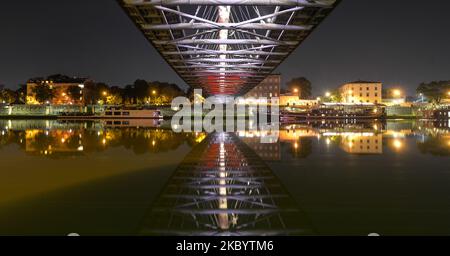 Krakaus Wahrzeichen, die Fußgängerbrücke von Pater Bernatek, über der Weichsel, änderte ihre Farbe in weiß-rot-weiß, die Farben der belarussischen Flagge, um symbolisch die Solidarität mit den Belarussen nach den brutalen Zusammenstößen mit der Polizei, die am 9. August in weißrussischen Städten ausbrachen, auszudrücken. Am Sonntag, den 13. September 2020, in Krakau, Polen. (Foto von Artur Widak/NurPhoto) Stockfoto