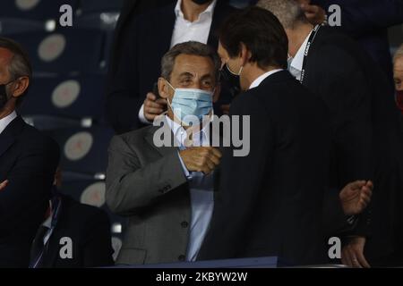 Der ehemalige französische Präsident Nicolas Sarkozy (L) und der brasilianische Sportdirektor Leonardo (R) von Paris Saint-Germain während des französischen Fußballspiels L1 zwischen Paris Saint-Germain (PSG) und Marseille (OM) am 13. September 2020 im Stadion Parc de Princes in Paris. (Foto von Mehdi Taamallah/NurPhoto) Stockfoto