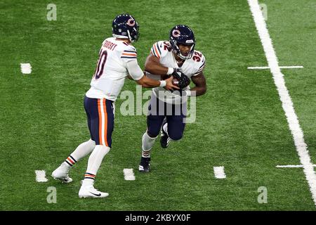 Chicago trägt Quarterback Mitchell Trubisky (10) übergibt den Ball an Chicago-Bären, die David Montgomery (32) während der ersten Hälfte eines NFL-Fußballspiels gegen die Detroit Lions in Detroit, Michigan, USA, am Sonntag, den 13. September 2020, zurücklaufen. (Foto von Amy Lemus/NurPhoto) Stockfoto