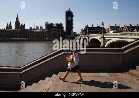 Eine Frau geht am 14. September 2020 auf der Südseite der Westminster Bridge, gegenüber dem Houses of Parliament in London, England, eine Treppe hinunter. (Foto von David Cliff/NurPhoto) Stockfoto