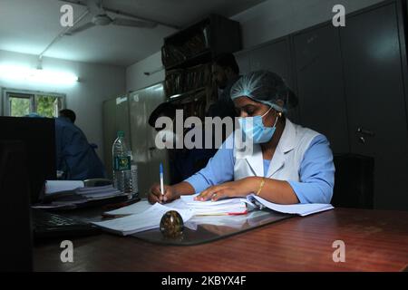 Ein Gesundheitsmitarbeiter registriert einen Patienten, bevor er am 14. September 2020 im Indraprastha Depot in Neu-Delhi eine Nasenabstrichprobe für Covid-19 Rapid Antigen Testing (RATTE) nimmt. Indien verzeichnete in den letzten 24 Stunden 92.071 neue Fälle und 1.136 Todesfälle, was die Kaseloade des Landes dazu drängte, die 48-lakh-Marke zu überschreiten. Die Gesamtzahl der Fälle liegt bei 48,46,428 und die Zahl der Todesopfer bei 79.722. (Foto von Mayank Makhija/NurPhoto) Stockfoto