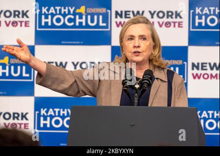 New York, USA, 03/11/2022, die ehemalige Sekretärin Hillary Rodham Clinton spricht während einer New Yorker Frauenversammlung am Barnard College in New York City. Vizepräsidentin Kamala Harris und Sekretärin Hillary Rodham Clinton schlossen sich der Regierung an. Kathy Hochul und die Generalanwältin Letitia James, als sie bei einer New Yorker Frauen-GOTV-Kundgebung mit den Zwischenwahlen unter einer Woche vor der Wahl warben. Hochul hat in den Umfragen gegen den republikanischen Kandidaten Lee Zeldin eine geringe Führung. AG James wird bevorzugt, den republikanischen Kandidaten für den Generalanwalt Michael Henry zu schlagen. Stockfoto