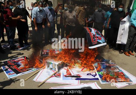 Während eines Protestes gegen die Vereinigten Arabischen Emirate und den Deal Bahrains mit Israel zur Normalisierung der Beziehungen in Gaza-Stadt verbrennen Palästinenser Bilder von US-Präsident Donald Trump, dem König Hamad bin Isa Al Khalifa, dem Kronprinzen von Abu Dhabi Mohammed bin Zayed al-Nahyan und dem israelischen Premierminister Benjamin Netanjahu. Am 15. September 2020. (Foto von Majdi Fathi/NurPhoto) Stockfoto