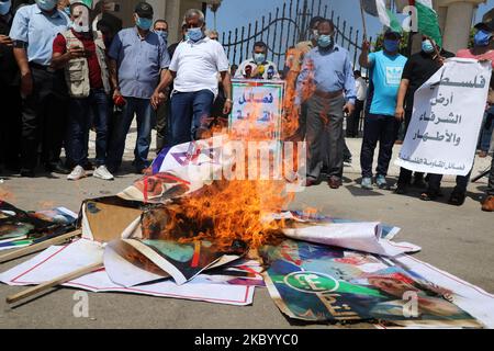 Während eines Protestes gegen die Vereinigten Arabischen Emirate und den Deal Bahrains mit Israel zur Normalisierung der Beziehungen in Gaza-Stadt verbrennen Palästinenser Bilder von US-Präsident Donald Trump, dem König Hamad bin Isa Al Khalifa, dem Kronprinzen von Abu Dhabi Mohammed bin Zayed al-Nahyan und dem israelischen Premierminister Benjamin Netanjahu. Am 15. September 2020. (Foto von Majdi Fathi/NurPhoto) Stockfoto