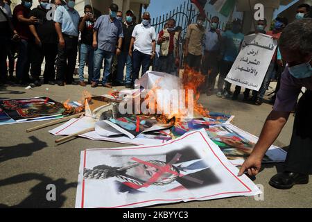 Während eines Protestes gegen die Vereinigten Arabischen Emirate und den Deal Bahrains mit Israel zur Normalisierung der Beziehungen in Gaza-Stadt verbrennen Palästinenser Bilder von US-Präsident Donald Trump, dem König Hamad bin Isa Al Khalifa, dem Kronprinzen von Abu Dhabi Mohammed bin Zayed al-Nahyan und dem israelischen Premierminister Benjamin Netanjahu. Am 15. September 2020. (Foto von Majdi Fathi/NurPhoto) Stockfoto