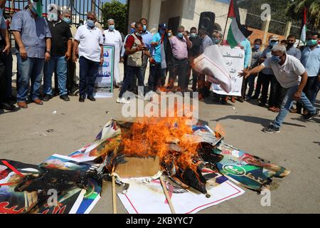 Während eines Protestes gegen die Vereinigten Arabischen Emirate und den Deal Bahrains mit Israel zur Normalisierung der Beziehungen in Gaza-Stadt verbrennen Palästinenser Bilder von US-Präsident Donald Trump, dem König Hamad bin Isa Al Khalifa, dem Kronprinzen von Abu Dhabi Mohammed bin Zayed al-Nahyan und dem israelischen Premierminister Benjamin Netanjahu. Am 15. September 2020. (Foto von Majdi Fathi/NurPhoto) Stockfoto