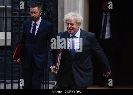 Der britische Premierminister Boris Johnson verlässt die Downing Street 10 mit dem Kabinettsminister und Leiter des öffentlichen Dienstes, Simon (links), für die wöchentliche Kabinettssitzung, die derzeit am 15. September 2020 im Auswärtigen Amt in London, England, stattfindet. (Foto von David Cliff/NurPhoto) Stockfoto