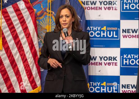 New York, US, 03/11/2022, New York, USA. 03.. November 2022. Vizepräsidentin Kamala Harris spricht während einer New Yorker Frauenversammlung „Get Out the Vote“ am Barnard College in New York City. Vizepräsidentin Kamala Harris und Sekretärin Hillary Rodham Clinton schlossen sich der Regierung an. Kathy Hochul und die Generalanwältin Letitia James, als sie bei einer New Yorker Frauen-GOTV-Kundgebung mit den Zwischenwahlen unter einer Woche vor der Wahl warben. Hochul hat in den Umfragen gegen den republikanischen Kandidaten Lee Zeldin eine geringe Führung. AG James wird bevorzugt, den republikanischen Kandidaten für den Generalanwalt Michael Henry zu schlagen. Quelle: SOPA Images Stockfoto