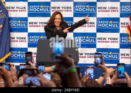 New York, US, 03/11/2022, Vizepräsidentin Kamala Harris begrüßt die Menge, als sie die Bühne während einer New Yorker Women 'Get Out the Vote'-Kundgebung am Barnard College in New York City einnimmt. Vizepräsidentin Kamala Harris und Sekretärin Hillary Rodham Clinton schlossen sich der Regierung an. Kathy Hochul und die Generalanwältin Letitia James, als sie bei einer New Yorker Frauen-GOTV-Kundgebung mit den Zwischenwahlen unter einer Woche vor der Wahl warben. Hochul hat in den Umfragen gegen den republikanischen Kandidaten Lee Zeldin eine geringe Führung. AG James wird bevorzugt, den republikanischen Kandidaten für den Generalanwalt Michael Henry zu schlagen. Stockfoto