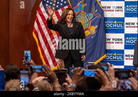 New York, US, 03/11/2022, Vizepräsidentin Kamala Harris begrüßt die Menge, als sie die Bühne während einer New Yorker Women 'Get Out the Vote'-Kundgebung am Barnard College in New York City einnimmt. Vizepräsidentin Kamala Harris und Sekretärin Hillary Rodham Clinton schlossen sich der Regierung an. Kathy Hochul und die Generalanwältin Letitia James, als sie bei einer New Yorker Frauen-GOTV-Kundgebung mit den Zwischenwahlen unter einer Woche vor der Wahl warben. Hochul hat in den Umfragen gegen den republikanischen Kandidaten Lee Zeldin eine geringe Führung. AG James wird bevorzugt, den republikanischen Kandidaten für den Generalanwalt Michael Henry zu schlagen. Stockfoto