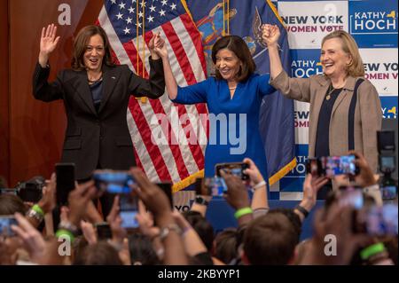 New York, US, 03/11/2022, (L-R) Vizepräsidentin Kamala Harris, New Yorker Gouverneurin Kathy Hochul und ehemalige Sekretärin Hillary Rodham Clinton stehen während einer New Yorker Frauenversammlung am Barnard College in New York City auf der Bühne. Vizepräsidentin Kamala Harris und Sekretärin Hillary Rodham Clinton schlossen sich der Regierung an. Kathy Hochul und die Generalanwältin Letitia James, als sie bei einer New Yorker Frauen-GOTV-Kundgebung mit den Zwischenwahlen unter einer Woche vor der Wahl warben. Hochul hat in den Umfragen gegen den republikanischen Kandidaten Lee Zeldin eine geringe Führung. AG James wird bevorzugt, den republikanischen Kandidaten für ATT zu schlagen Stockfoto