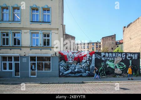 Patriotisches Wandgemälde das patriotische Wandgemälde, das einen polnischen Aufständischen zeigt, der während des Jahres WW2 auf den Ruinen der Stadt kämpfte, ist am 11. September 2020 in Poznan, Polen, zu sehen (Foto: Michal Fludra/NurPhoto) Stockfoto