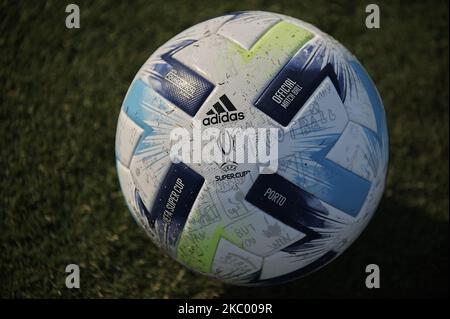 Neuer Adidas Ball mit dem der UEFA Super Cup wahrend des Vorsaison Freundschaftsspiel zwischen Sevilla CF