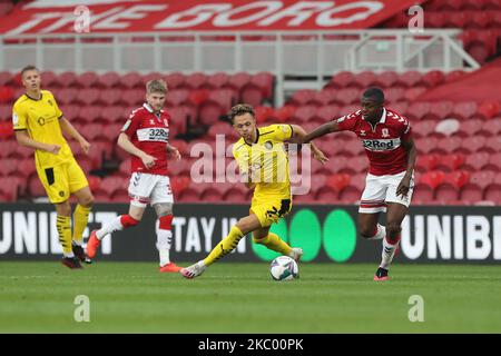 Jordan Williams von Barnsley und Anfernee Dijksteel von Middlesbrough während des Carabao Cup-Spiels zwischen Middlesbrough und Barnsley im Riverside Stadium, Middlesbrough. (Foto von Mark Fletcher/MI News/NurPhoto) Stockfoto