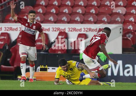 Alex Mowatt von Barnsley im Einsatz mit Marc Bola von Middlesbrough während des Carabao Cup-Spiels zwischen Middlesbrough und Barnsley im Riverside Stadium, Middlesbrough. (Foto von Mark Fletcher/MI News/NurPhoto) Stockfoto