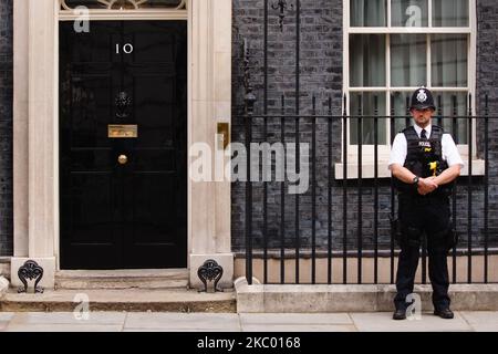 Ein Polizeibeamter steht am 16. September 2020 vor der Downing Street 10 in London, England, Wache. (Foto von David Cliff/NurPhoto) Stockfoto