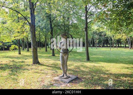 Die Statue des Turner (Gimnastyczka) von Jan Bakalarczyk (1970) ist am 12. September 2020 in Posen, Polen, zu sehen (Foto: Michal Fludra/NurPhoto) Stockfoto