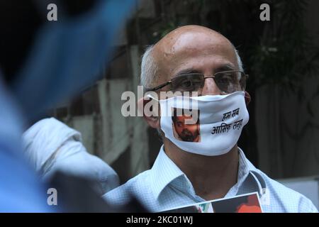 Harsh Mander, Bürgerrechtler, trägt Masken mit Gesichtern anderer verhafteten Studentenaktivisten, um Solidarität bei einer Pressekonferenz zu zeigen, die am 16. September 2020 im Press Club of India in Neu Delhi über die Ermittlungen der Polizei in Delhi zur Gewalt im Februar organisiert wurde. An der Pressekonferenz nahmen das ehemalige Mitglied der Planungskommission Syeda Hameed, die Rechtsanwältin des Obersten Gerichtshofs (SC) Prashant Bhushan, die Kommunistische Partei Indiens (marxistisch-leninistische) Befreiung oder die CPI (ML), die Führerin Kavita Krishnan, die leitende Journalistin Pamela Philipose und die ehemalige Lehrervereinigung der Universität Delhi (DUTA) Teil Stockfoto