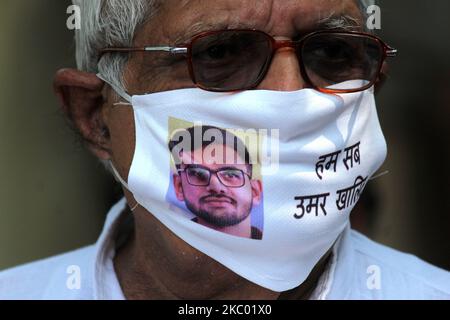 Harsh Mander, Bürgerrechtler, trägt Masken mit Gesichtern anderer verhafteten Studentenaktivisten, um Solidarität bei einer Pressekonferenz zu zeigen, die am 16. September 2020 im Press Club of India in Neu Delhi über die Ermittlungen der Polizei in Delhi zur Gewalt im Februar organisiert wurde. An der Pressekonferenz nahmen das ehemalige Mitglied der Planungskommission Syeda Hameed, die Rechtsanwältin des Obersten Gerichtshofs (SC) Prashant Bhushan, die Kommunistische Partei Indiens (marxistisch-leninistische) Befreiung oder die CPI (ML), die Führerin Kavita Krishnan, die leitende Journalistin Pamela Philipose und die ehemalige Lehrervereinigung der Universität Delhi (DUTA) Teil Stockfoto