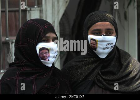 Sabiha Khanum (Umar Khalids Mutter) und Nargis Saifi (Khalid Saifis Frau) tragen Masken mit Gesichtern anderer verhafteten Aktivisten, um Solidarität bei einer Pressekonferenz zu zeigen, die am 16. September 2020 in Neu-Delhi über die Ermittlungen der Polizei in Delhi zur Gewalt im Februar im Press Club of India organisiert wurde. An der Pressekonferenz nahmen das ehemalige Mitglied der Planungskommission Syeda Hameed, die Anwältin des Obersten Gerichtshofs (SC) Prashant Bhushan, die Kommunistische Partei Indiens (marxistisch-leninistische) Befreiung oder die CPI (ML), die Führerin Kavita Krishnan, die leitende Journalistin Pamela Philipose und die ehemalige Universität Delhi Teil Stockfoto