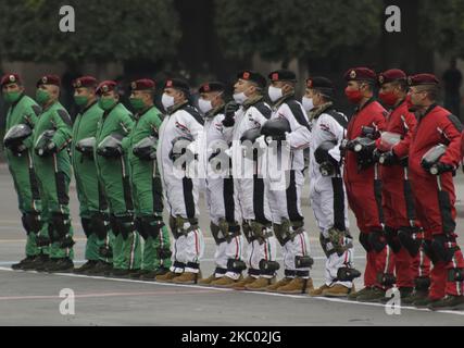 Fallschirmjäger während einer Militärparade im Zócalo von Mexiko-Stadt, anlässlich des 210.. Jahrestages der Unabhängigkeit Mexikos. Am 16. September 2020 in Mexiko-Stadt. (Foto von Gerardo Vieyra/NurPhoto) Stockfoto