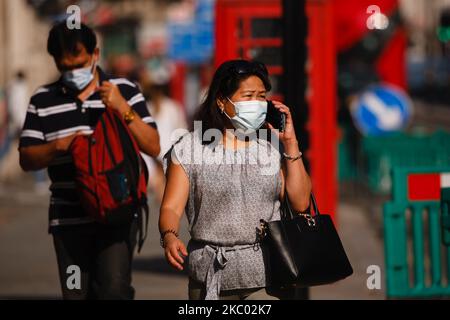 Eine Frau mit einer Gesichtsmaske benutzt ihr Telefon am 16. September 2020 auf Piccadilly in London, England. Während das Vereinigte Königreich weiterhin der wirtschaftlichen Erholung entgegensteht, wurden heute rund 3.991 neue Coronavirus-Fälle registriert, was die höchste Tageszahl des Landes seit Mai 8 darstellt. Premierminister Boris Johnson sagte unterdessen heute einem Parlamentsausschuss, dass er keine zweite nationale Sperre als Teil der anhaltenden Reaktion auf die Krise im Jahr 19 wolle. (Foto von David Cliff/NurPhoto) Stockfoto