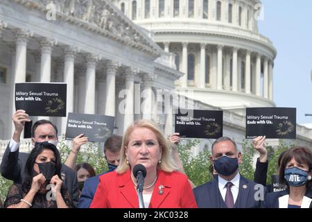 Die Kongressabgeordnete Jackie Speier (D-CA) und Veronica Escobar (D-TX) zusammen mit der Familie Vanessa Guillen während einer Pressekonferenz zum im Kongress eingeführten I am Vanessa Guillen Act, der heute am 16. September 2020 im House Triangule in Washington DC, USA, stattfand. (Foto von Lenin Nolly/NurPhoto) Stockfoto