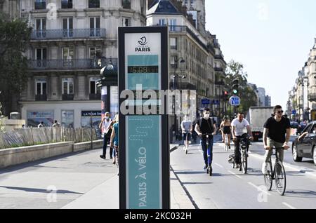 Die LED-Anzeige zeigt die Zahl „1606938“ der Radfahrer in der Rue de Rivoli seit Anfang des Jahres 2020 an. Die Bürgermeisterin von Paris Anne Hidalgo behält ihre Position, dass die geschäftige Hauptstraße 'Rue de Rivoli' in Paris definitiv nur für Radfahrer und Busse und Taxis ohne private Autos bleiben wird - 16. September 2020, Paris (Foto by Daniel Pier/NurPhoto) Stockfoto