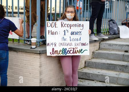 Schüler und Lehrer der Benjamin N. Cardozo High School in Oakland Gardens, Queens, New York, protestierten am 17. September 2020 gegen das persönliche Lernen, da Lehrer neue Bedenken hinsichtlich der Bereitschaft der Schulen gegen Covid-19 aufwerfen. Der Bürgermeister von New York, Bill de Blasio, und der Kanzler der Schulen, Richard Carranza, stellten ihren „Blended Learning“-Plan für die 1,1 Millionen öffentlichen Schüler der Stadt vor. (Foto von John Nacion/NurPhoto) Stockfoto