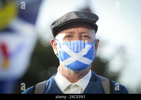 Alle unter einem Banner-Mitglieder nehmen am 17. September 2020 in Glasgow, Schottland, an einer statischen Indy Ref2-Kundgebung vor dem Hauptsitz der BBC Scotland Teil. Der Ort der Kundgebung wurde von George Square auf Pacific Quay geändert, nachdem BBC Scotland die umstrittene Entscheidung getroffen hatte, die Berichterstattung über die täglichen Covid-19-Briefings in Schottland zurückzufahren. (Foto von Ewan Bootman/NurPhoto) Stockfoto