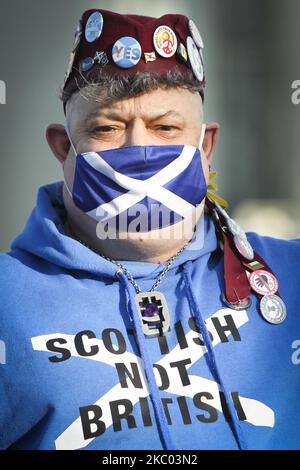 Alle unter einem Banner-Mitglieder nehmen am 17. September 2020 in Glasgow, Schottland, an einer statischen Indy Ref2-Kundgebung vor dem Hauptsitz der BBC Scotland Teil. Der Ort der Kundgebung wurde von George Square auf Pacific Quay geändert, nachdem BBC Scotland die umstrittene Entscheidung getroffen hatte, die Berichterstattung über die täglichen Covid-19-Briefings in Schottland zurückzufahren. (Foto von Ewan Bootman/NurPhoto) Stockfoto