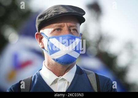 Alle unter einem Banner-Mitglieder nehmen am 17. September 2020 in Glasgow, Schottland, an einer statischen Indy Ref2-Kundgebung vor dem Hauptsitz der BBC Scotland Teil. Der Ort der Kundgebung wurde von George Square auf Pacific Quay geändert, nachdem BBC Scotland die umstrittene Entscheidung getroffen hatte, die Berichterstattung über die täglichen Covid-19-Briefings in Schottland zurückzufahren. (Foto von Ewan Bootman/NurPhoto) Stockfoto