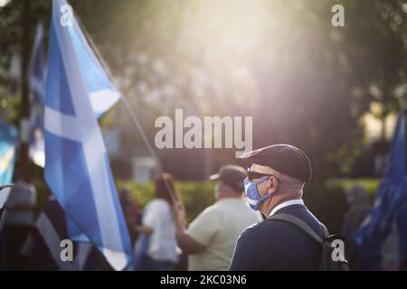 Alle unter einem Banner-Mitglieder nehmen am 17. September 2020 in Glasgow, Schottland, an einer statischen Indy Ref2-Kundgebung vor dem Hauptsitz der BBC Scotland Teil. Der Ort der Kundgebung wurde von George Square auf Pacific Quay geändert, nachdem BBC Scotland die umstrittene Entscheidung getroffen hatte, die Berichterstattung über die täglichen Covid-19-Briefings in Schottland zurückzufahren. (Foto von Ewan Bootman/NurPhoto) Stockfoto