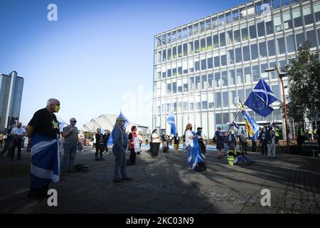 Alle unter einem Banner-Mitglieder nehmen am 17. September 2020 in Glasgow, Schottland, an einer statischen Indy Ref2-Kundgebung vor dem Hauptsitz der BBC Scotland Teil. Der Ort der Kundgebung wurde von George Square auf Pacific Quay geändert, nachdem BBC Scotland die umstrittene Entscheidung getroffen hatte, die Berichterstattung über die täglichen Covid-19-Briefings in Schottland zurückzufahren. (Foto von Ewan Bootman/NurPhoto) Stockfoto