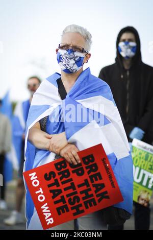 Alle unter einem Banner-Mitglieder nehmen am 17. September 2020 in Glasgow, Schottland, an einer statischen Indy Ref2-Kundgebung vor dem Hauptsitz der BBC Scotland Teil. Der Ort der Kundgebung wurde von George Square auf Pacific Quay geändert, nachdem BBC Scotland die umstrittene Entscheidung getroffen hatte, die Berichterstattung über die täglichen Covid-19-Briefings in Schottland zurückzufahren. (Foto von Ewan Bootman/NurPhoto) Stockfoto