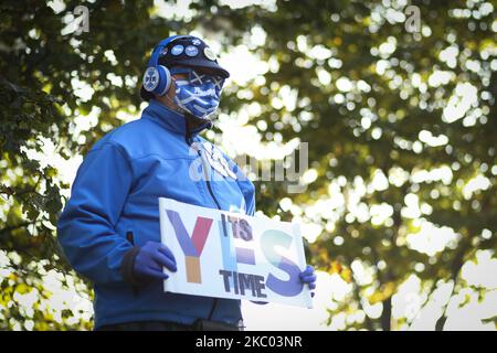 Alle unter einem Banner-Mitglieder nehmen am 17. September 2020 in Glasgow, Schottland, an einer statischen Indy Ref2-Kundgebung vor dem Hauptsitz der BBC Scotland Teil. Der Ort der Kundgebung wurde von George Square auf Pacific Quay geändert, nachdem BBC Scotland die umstrittene Entscheidung getroffen hatte, die Berichterstattung über die täglichen Covid-19-Briefings in Schottland zurückzufahren. (Foto von Ewan Bootman/NurPhoto) Stockfoto