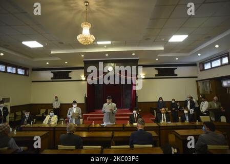 Der stellvertretende Vorsitzende der CPN, Bam Dev Gautam, hat sich vom Vorsitzenden der Nationalversammlung, Ganesh Prasad Timalsina, vereidigt, nachdem er am Donnerstag, dem 17. September 2020, in Singha Durbar, Kathmandu, Nepal, zum Mitglied der Nationalversammlung gewählt wurde. (Foto von Narayan Maharjan/NurPhoto) Stockfoto