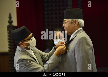 Der Vorsitzende der Nationalversammlung, Ganesh Prasad Timalsina, übergab dem stellvertretenden Vorsitzenden der CPN, Bam Dev Gautam, ein Logo, nachdem er am Donnerstag, dem 17. September 2020, in Singha Durbar, Kathmandu, Nepal, einen Eid geleistet hatte. (Foto von Narayan Maharjan/NurPhoto) Stockfoto