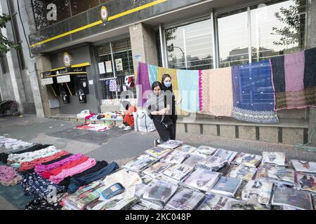 Zwei iranische Frauen, die eine von ihnen mit einer schützenden Gesichtsmaske tragen, sehen sich Waren an, die von Verkäufern (nicht abgebildet) im Geschäftsviertel von Teheran inmitten des Ausbruchs der neuen Coronavirus-Krankheit (COVID-19) im Iran am 17. September 2020 auf einer Straßenseite platziert wurden. Der US-Außenminister Mike Pompeo hat angekündigt, dass die USA am Samstag, dem 19.. September, alle Sanktionen der Vereinten Nationen gegen den Iran neu auflegen werden. MORTEZA NIKOUBAZL/NurPhoto (Foto von Morteza Nikoubazl/NurPhoto) Stockfoto