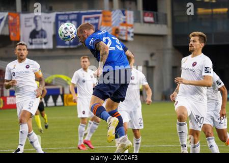 Der FC Cincinnati-Verteidiger Maikel van der Werff führt den Ball während eines MLS-Fußballmatches zwischen dem FC Cincinnati und dem Chicago Fire an, das am Mittwoch, den 2.. September 2020, in einem Unentschieden von 0-0 im Nippert Stadium in Cincinnati endete. OH. (Foto von Jason Whitman/NurPhoto) Stockfoto