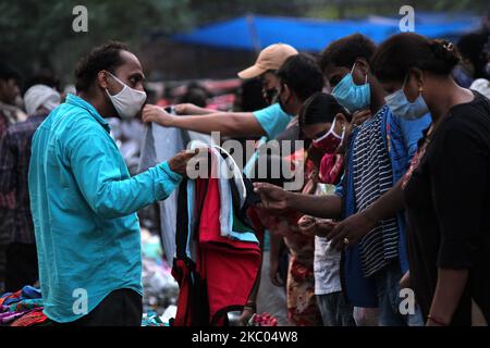 Auf einem Wochenmarkt in der Nähe von DDU Marg in Neu-Delhi am 18. September 2020 werden Menschen in einer überfüllten Straße um Platz gedrängt, was zu keiner sozialen Distanzierung führt. Indiens Coronavirus-Tally hat heute die 52-lakh-Marke überschritten, nachdem 96.424 neue Fälle innerhalb von 24 Stunden gemeldet wurden und bei 52,14,678 lagen. Die Gesamtzahl der Coronavirus-Fälle auf der ganzen Welt hat die 30-Millionen-Marke überschritten. (Foto von Mayank Makhija/NurPhoto) Stockfoto