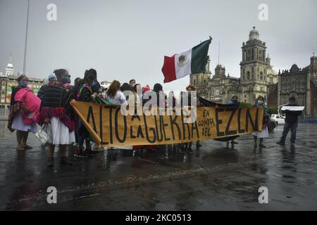 Anhänger der Zapatistischen Armee der Nationalen Befreiung (EZLN) protestieren am 18. September 2020 vor dem Nationalpalast in Mexiko-Stadt, Mexiko. Im Rahmen der globalen Aktion 2. gegen den Krieg gegen die autonomen zapatistischen Gemeinden wurde ein Spaziergang um den Zocalo der Hauptstadt durchgeführt, um die Regierung Mexikos um Sicherheit und Gerechtigkeit für ihre Gemeinden zu erwirken. (Foto von Guillermo GutiÃ©rrez/NurPhoto) Stockfoto