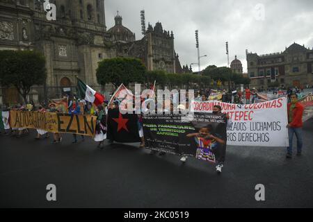 Anhänger der Zapatistischen Armee der Nationalen Befreiung (EZLN) protestieren am 18. September 2020 vor dem Nationalpalast in Mexiko-Stadt, Mexiko. Im Rahmen der globalen Aktion 2. gegen den Krieg gegen die autonomen zapatistischen Gemeinden wurde ein Spaziergang um den Zocalo der Hauptstadt durchgeführt, um die Regierung Mexikos um Sicherheit und Gerechtigkeit für ihre Gemeinden zu erwirken. (Foto von Guillermo GutiÃ©rrez/NurPhoto) Stockfoto