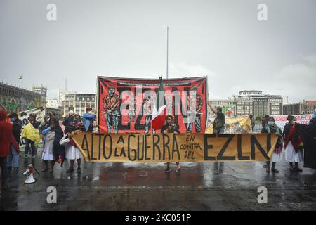 Anhänger der Zapatistischen Armee der Nationalen Befreiung (EZLN) protestieren am 18. September 2020 vor dem Nationalpalast in Mexiko-Stadt, Mexiko. Im Rahmen der globalen Aktion 2. gegen den Krieg gegen die autonomen zapatistischen Gemeinden wurde ein Spaziergang um den Zocalo der Hauptstadt durchgeführt, um die Regierung Mexikos um Sicherheit und Gerechtigkeit für ihre Gemeinden zu erwirken. (Foto von Guillermo GutiÃ©rrez/NurPhoto) Stockfoto